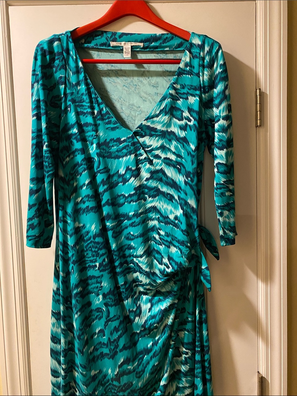 Diane Von Furstenberg 💯 Silk Beautiful Greenish Blue Print Side Tie Dress NWOT